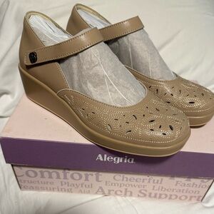 Alegria NWB Women's “Beige Breeze”Mary Jane wedges with adjustable strap! Size 8